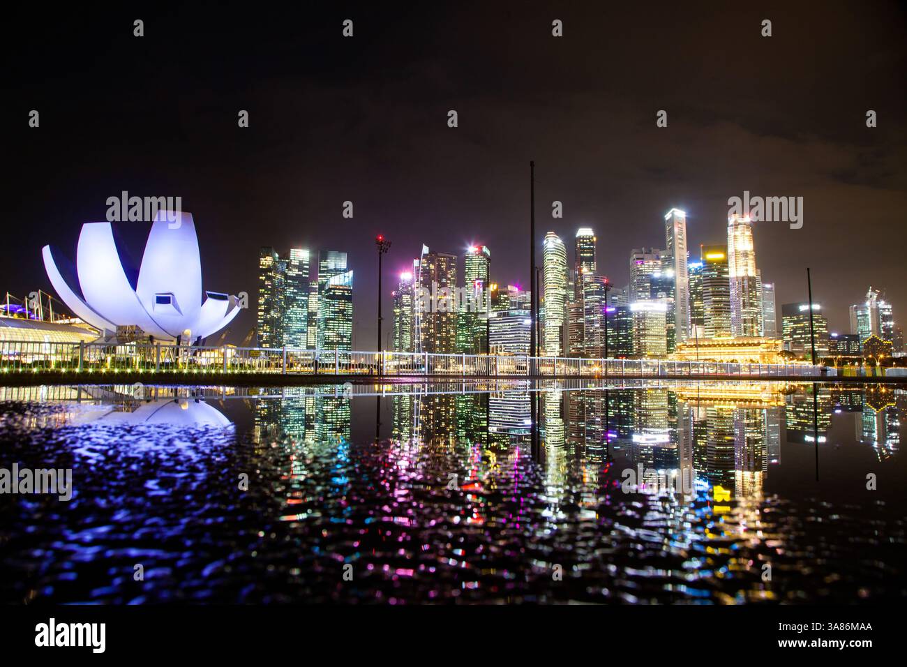 Skyline der Singapore Marina Bay bei Nacht Kernhochhäuser und das Art Science Museum, Singapur Stockfoto