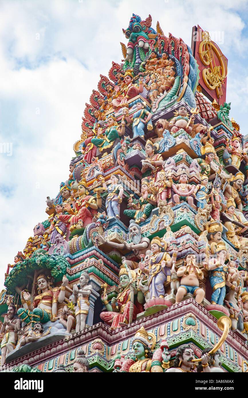 Komplizierte hinduistische Kunst und Gottheiten-Schnitzereien an der Fassade des Sri Veeramakaliamman Tempels in Little India, Singapur Stockfoto