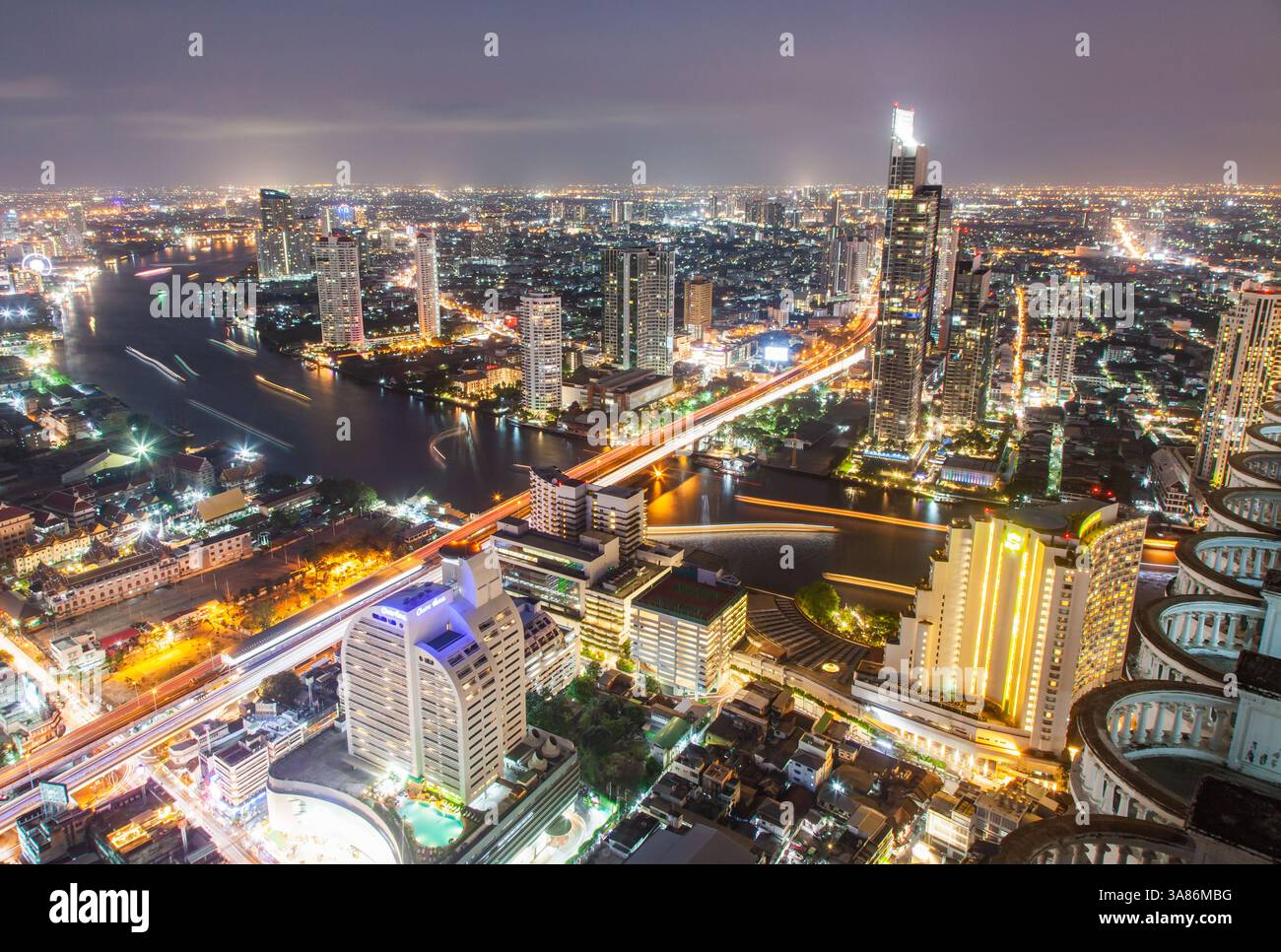 Nächtlicher Blick auf die Wolkenkratzer von Bangkok City, Bangkok, Thailand Stockfoto