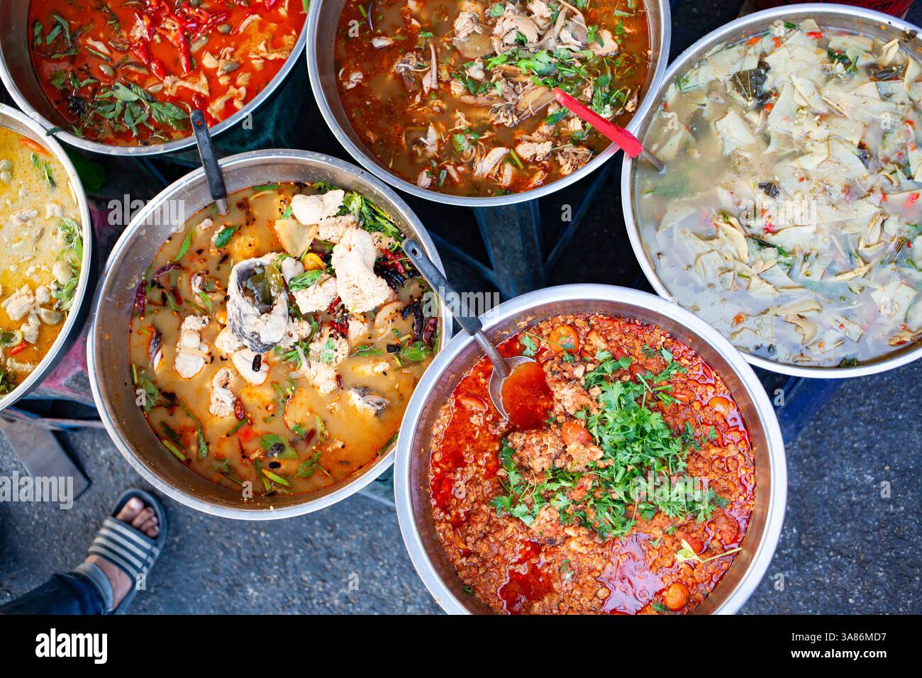 Blick von oben auf Thai Curry, Tamarind, Tom Yam, Garnelen, Schweinefleisch, Pad Thai, Street Food, Thailand Stockfoto