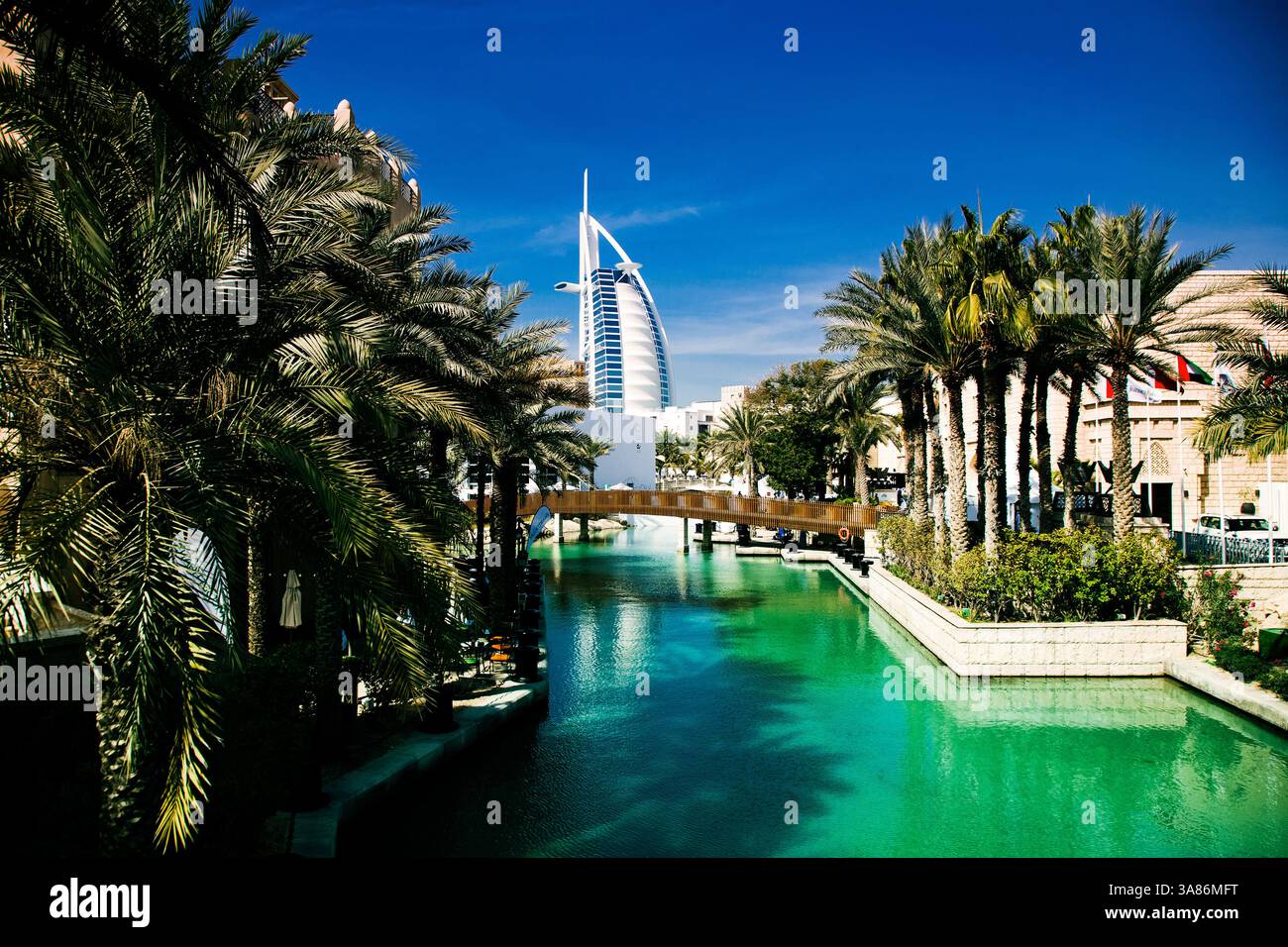 Blick auf den Burj Al Arab, das weltweit einzige 7-Sterne-Hotel aus Madinat Jumeirah, Dubai, Vereinigte Arabische Emirate Stockfoto
