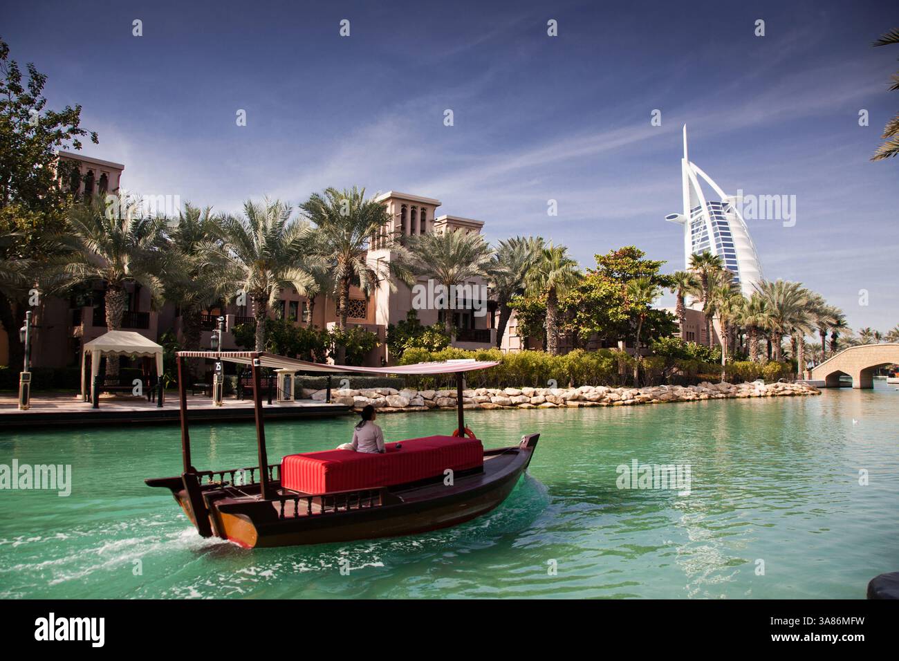 Blick auf den Burj Al Arab, das weltweit einzige 7-Sterne-Hotel aus Madinat Jumeirah, Dubai, Vereinigte Arabische Emirate Stockfoto