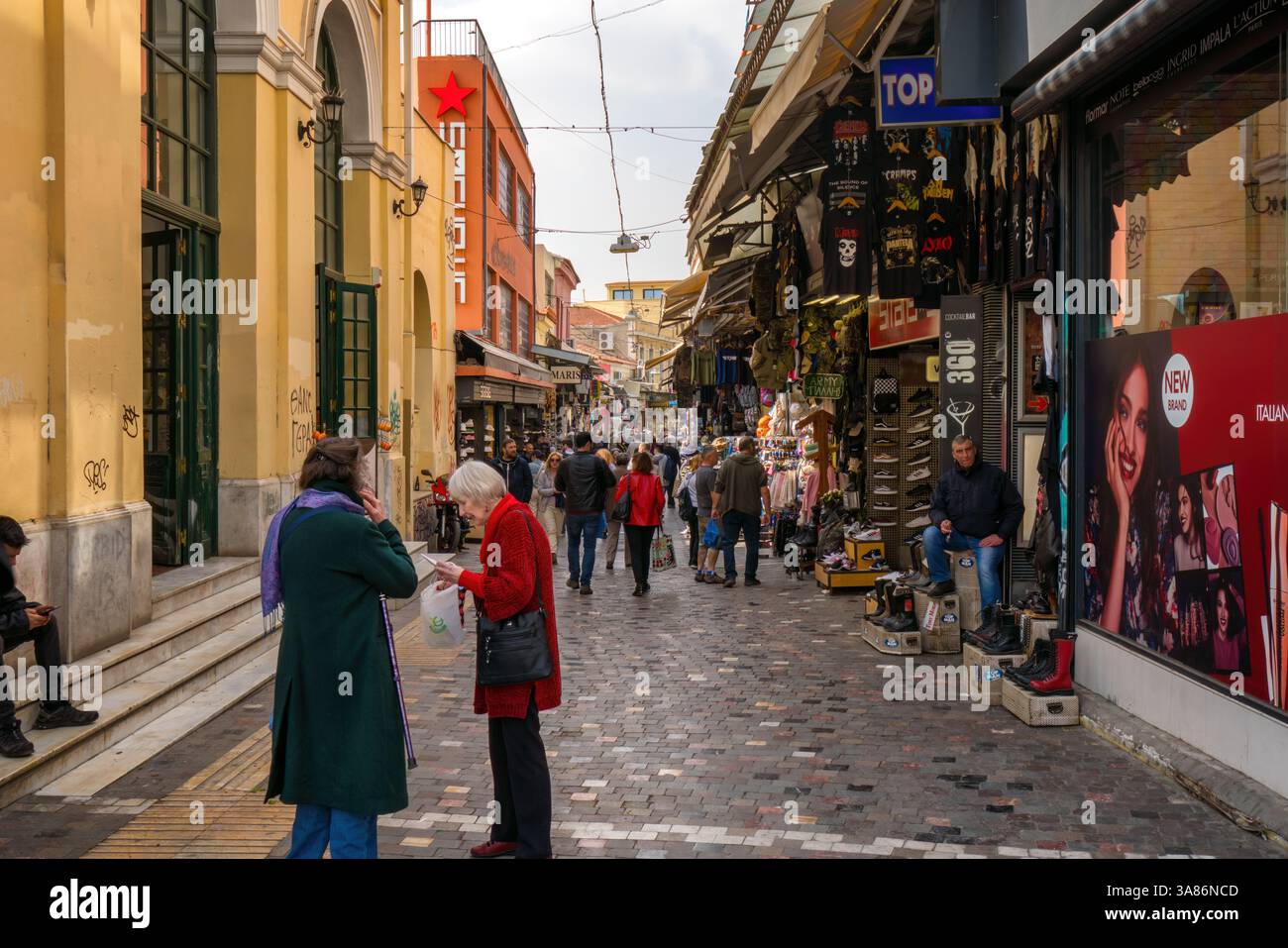 Geschäftiger Straßenbasar voller Geschäfte in Athen, Griechenland Stockfoto