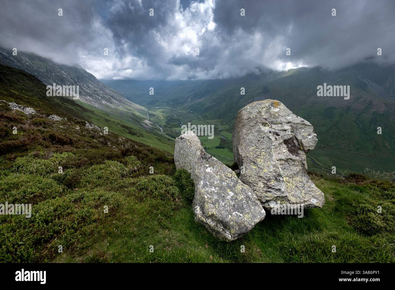 Zwei erratische Felsbrocken hoch über dem Nant Ffrancon Valley, Snowdonia National Park (Eryri), Nordwales, Vereinigtes Königreich Stockfoto