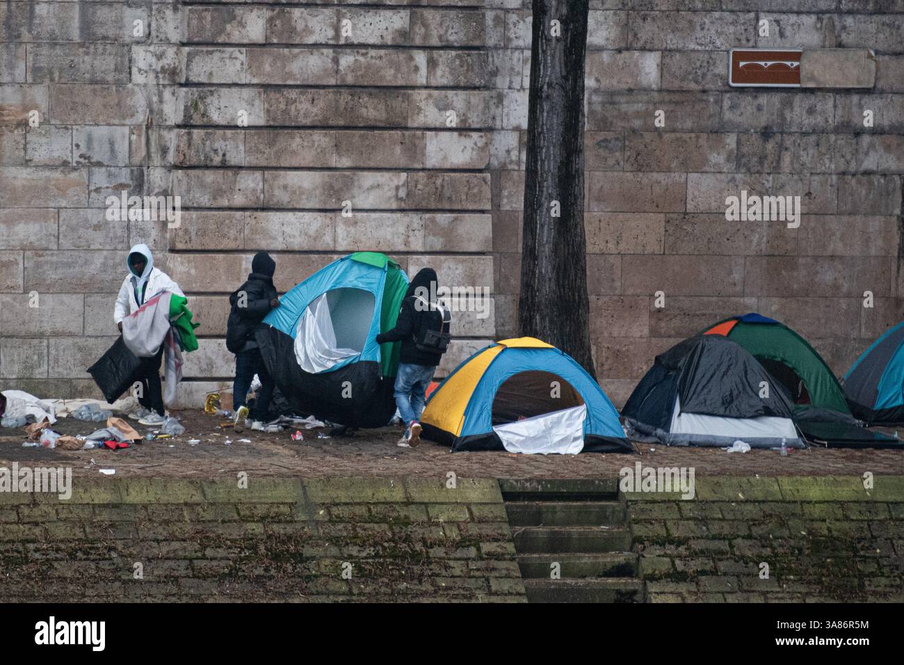 Paris, Frankreich. März 2025. Ein provisorisches Migrantenlager hat sich entlang der seine in Paris nach der Vertreibung der Bewohner aus dem Theater Gaîté Lyrique gebildet. Am 28. März 2025, in den frühen Morgenstunden, erließ die Pariser Polizeipräfektur einen förmlichen Evakuierungsbefehl für das Gelände. Die Operation steht noch aus, als Reaktion auf eine Berufung humanitärer Organisationen ein Gerichtsurteil ergangen ist. Paris, Frankreich am 28. März 2025. Foto: Florian Poitout/ABACAPRESS. COM Credit: Abaca Press/Alamy Live News Stockfoto