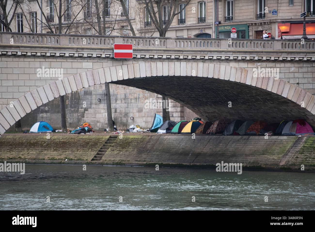 Paris, Frankreich. März 2025. Ein provisorisches Migrantenlager hat sich entlang der seine in Paris nach der Vertreibung der Bewohner aus dem Theater Gaîté Lyrique gebildet. Am 28. März 2025, in den frühen Morgenstunden, erließ die Pariser Polizeipräfektur einen förmlichen Evakuierungsbefehl für das Gelände. Die Operation steht noch aus, als Reaktion auf eine Berufung humanitärer Organisationen ein Gerichtsurteil ergangen ist. Paris, Frankreich am 28. März 2025. Foto: Florian Poitout/ABACAPRESS. COM Credit: Abaca Press/Alamy Live News Stockfoto