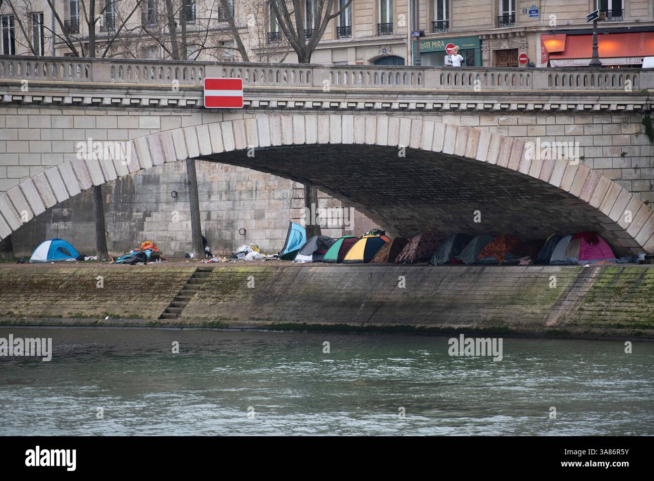 Paris, Frankreich. März 2025. Ein provisorisches Migrantenlager hat sich entlang der seine in Paris nach der Vertreibung der Bewohner aus dem Theater Gaîté Lyrique gebildet. Am 28. März 2025, in den frühen Morgenstunden, erließ die Pariser Polizeipräfektur einen förmlichen Evakuierungsbefehl für das Gelände. Die Operation steht noch aus, als Reaktion auf eine Berufung humanitärer Organisationen ein Gerichtsurteil ergangen ist. Paris, Frankreich am 28. März 2025. Foto: Florian Poitout/ABACAPRESS. COM Credit: Abaca Press/Alamy Live News Stockfoto