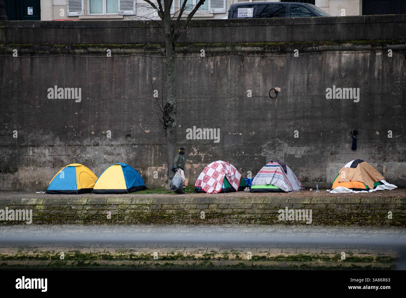 Paris, Frankreich. März 2025. Ein provisorisches Migrantenlager hat sich entlang der seine in Paris nach der Vertreibung der Bewohner aus dem Theater Gaîté Lyrique gebildet. Am 28. März 2025, in den frühen Morgenstunden, erließ die Pariser Polizeipräfektur einen förmlichen Evakuierungsbefehl für das Gelände. Die Operation steht noch aus, als Reaktion auf eine Berufung humanitärer Organisationen ein Gerichtsurteil ergangen ist. Paris, Frankreich am 28. März 2025. Foto: Florian Poitout/ABACAPRESS. COM Credit: Abaca Press/Alamy Live News Stockfoto