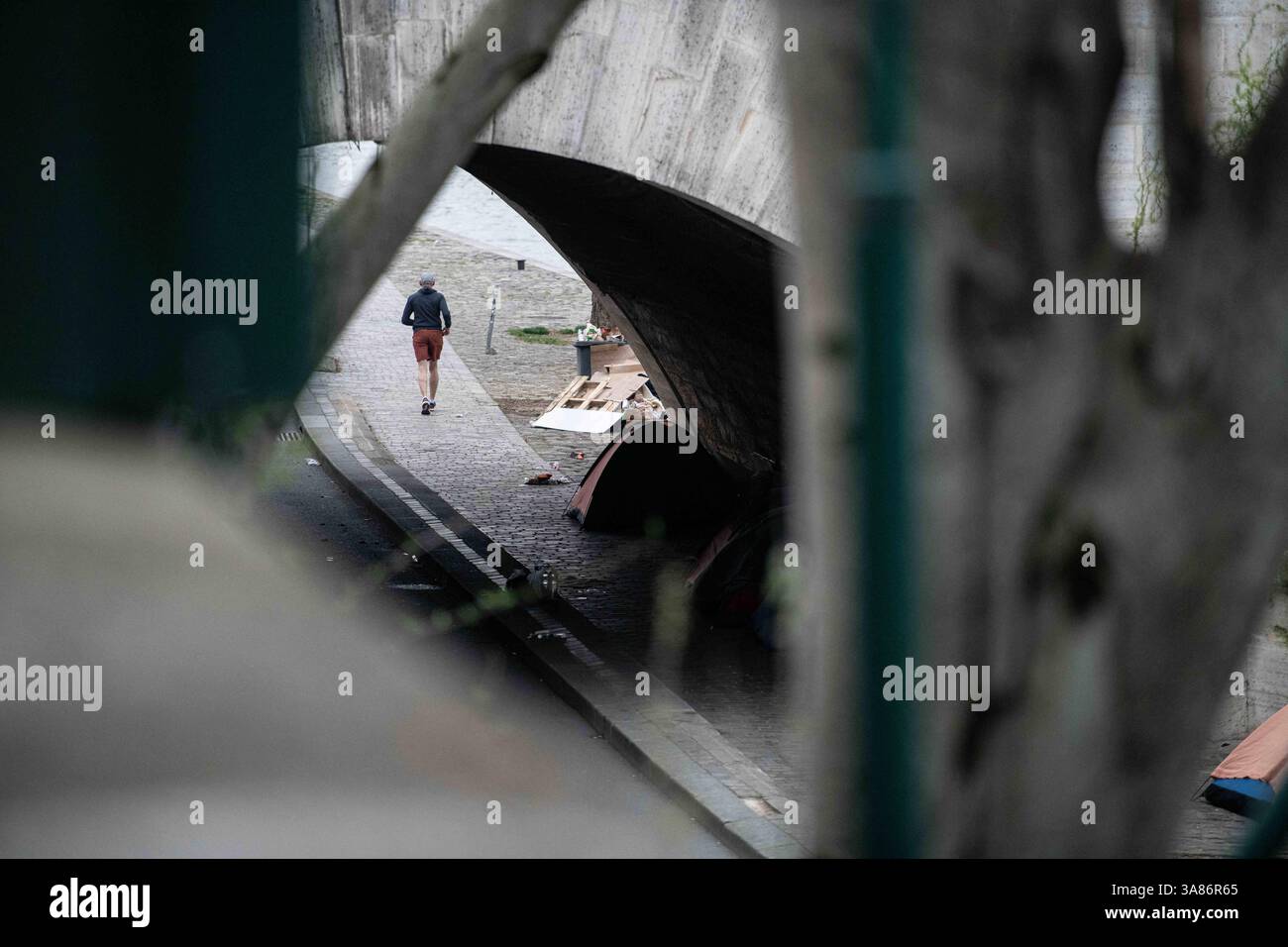 Paris, Frankreich. März 2025. Ein provisorisches Migrantenlager hat sich entlang der seine in Paris nach der Vertreibung der Bewohner aus dem Theater Gaîté Lyrique gebildet. Am 28. März 2025, in den frühen Morgenstunden, erließ die Pariser Polizeipräfektur einen förmlichen Evakuierungsbefehl für das Gelände. Die Operation steht noch aus, als Reaktion auf eine Berufung humanitärer Organisationen ein Gerichtsurteil ergangen ist. Paris, Frankreich am 28. März 2025. Foto: Florian Poitout/ABACAPRESS. COM Credit: Abaca Press/Alamy Live News Stockfoto