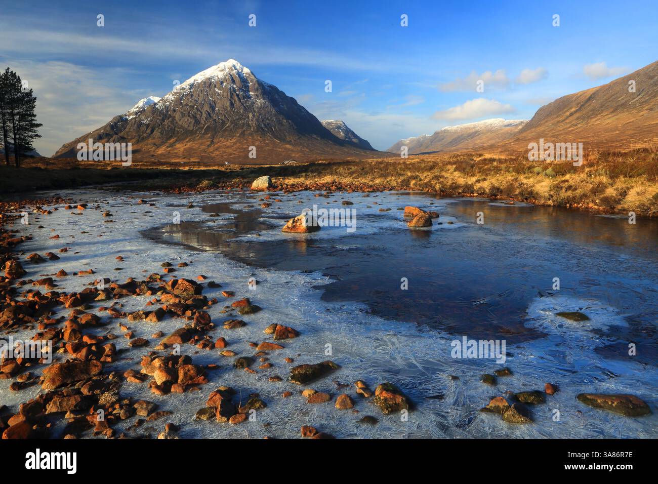 Buachaille Etive Mor und River Etive, Rannoch Moor, Highland, Schottland, Vereinigtes Königreich Stockfoto