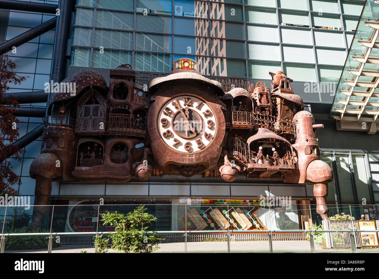 Die von Hayao Miyazaki entworfene Nitamago-Uhr befindet sich im Shiodome-Viertel von Tokio, Honshu, Japan Stockfoto