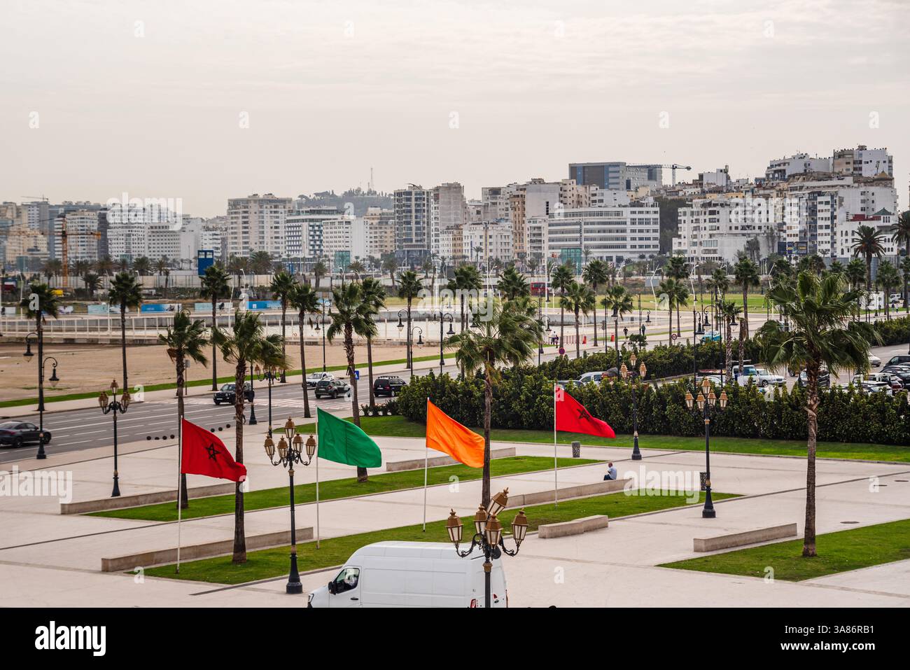 Bunte Flaggen im Hafenviertel von Tanger, Marokko Stockfoto