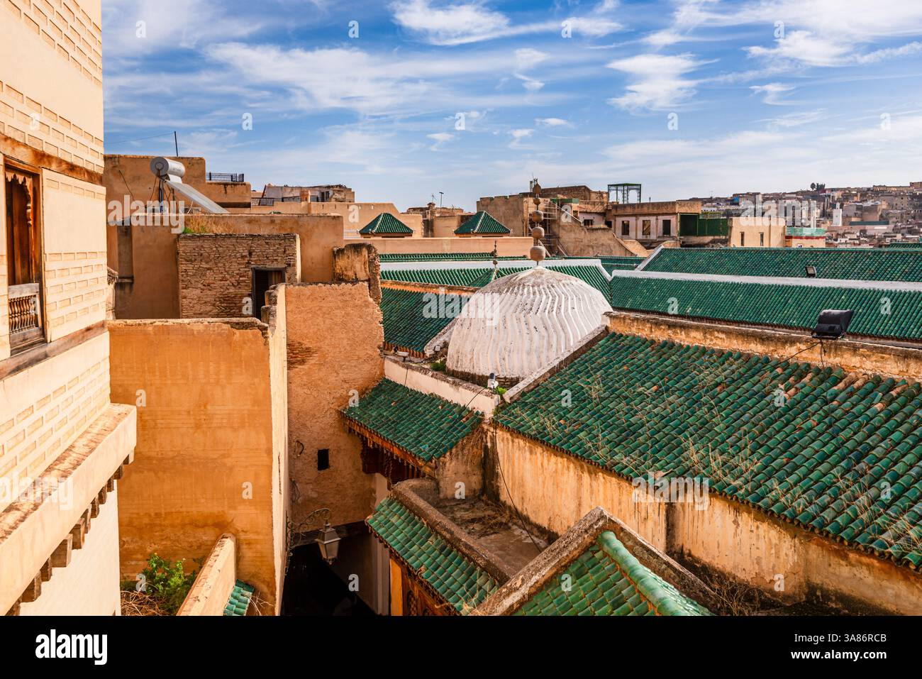 Blick von Al-Attarine Madrasa auf die grünen Ziegeldächer von Al-Karaouine, Universität von al-Qarawiyyin und Moschee, Medina von Fes, UNESCO, Marokko Stockfoto
