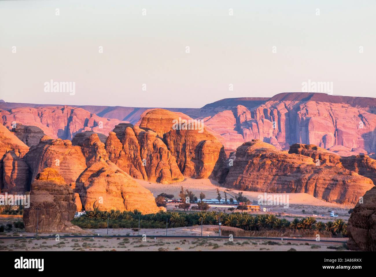 Aus der Vogelperspektive vom Heißluftballon über Hegra und um Alula, Provinz Medina, Saudi-Arabien Stockfoto