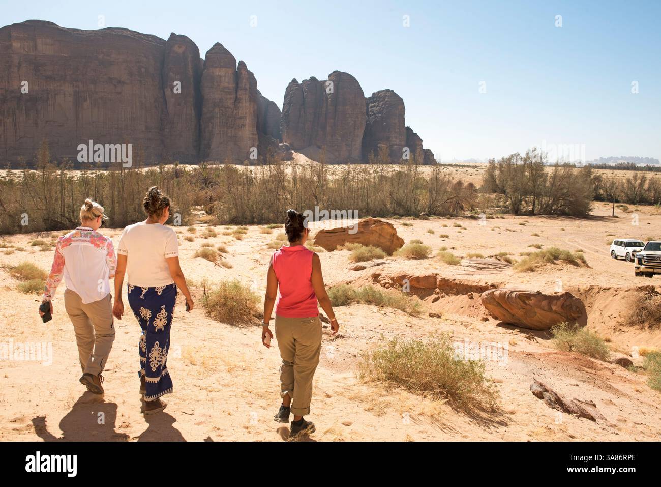 Drei Frauen besuchen das Naturschutzgebiet Sharaan, Alula, Provinz Medina, Saudi-Arabien Stockfoto