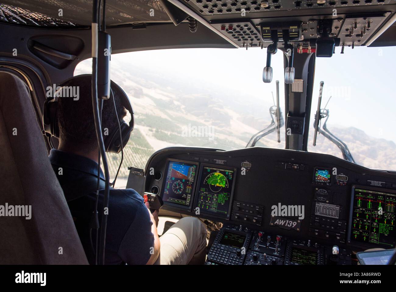 Blick auf das Innere des Cockpits eines Hubschraubers, der über Alula, Provinz Medina, Saudi-Arabien fliegt Stockfoto