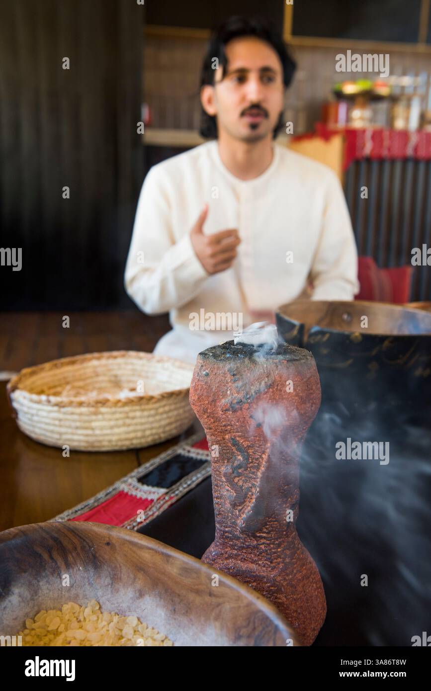 Begrüßungszeremonie, unser Habitas Alula, ein nachhaltiges Resort in einer alten Oase in Wüstenschluchten des Ashar Valley, Medina Province, Saudi-Arabien Stockfoto