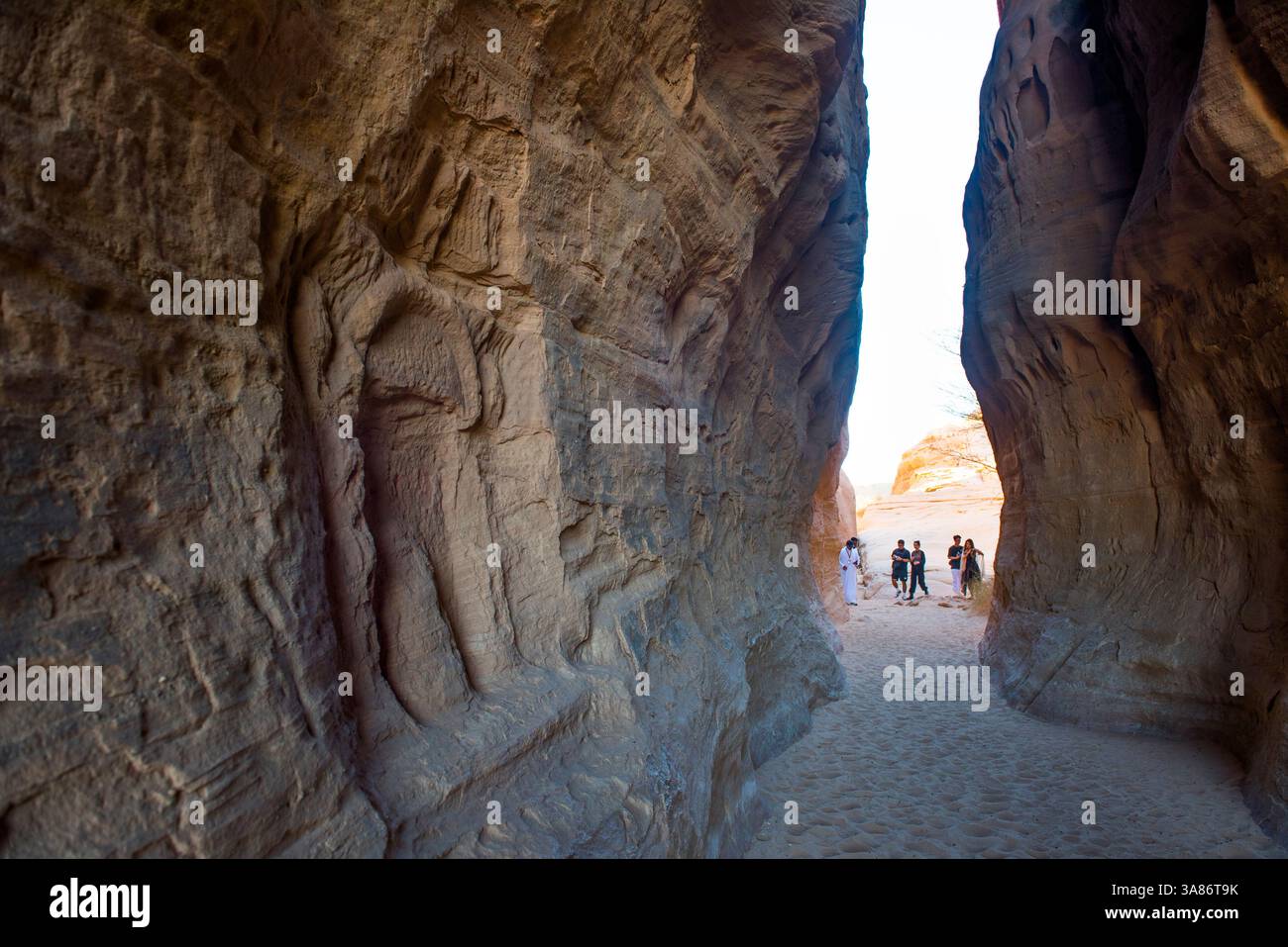 Sie passieren den Siq-Kanal in der Gegend von Jabal Ithlib innerhalb der Stätte Hegra (Madain Salih), UNESCO, Alula, Medina Provinz, Saudi-Arabien Stockfoto