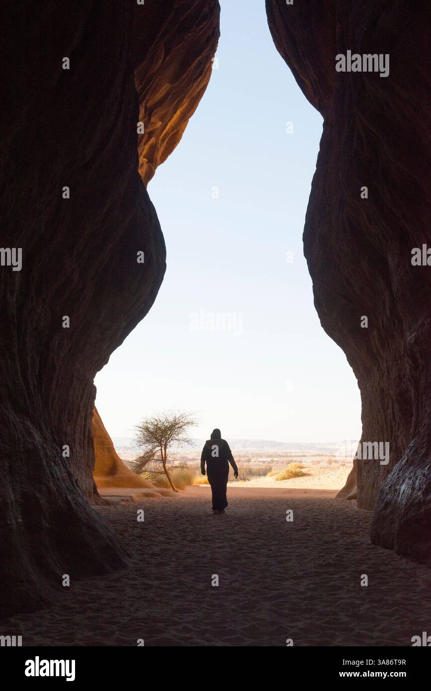 Sie passieren den Siq-Kanal in der Gegend von Jabal Ithlib innerhalb der Stätte Hegra (Madain Salih), UNESCO, Alula, Medina Provinz, Saudi-Arabien Stockfoto