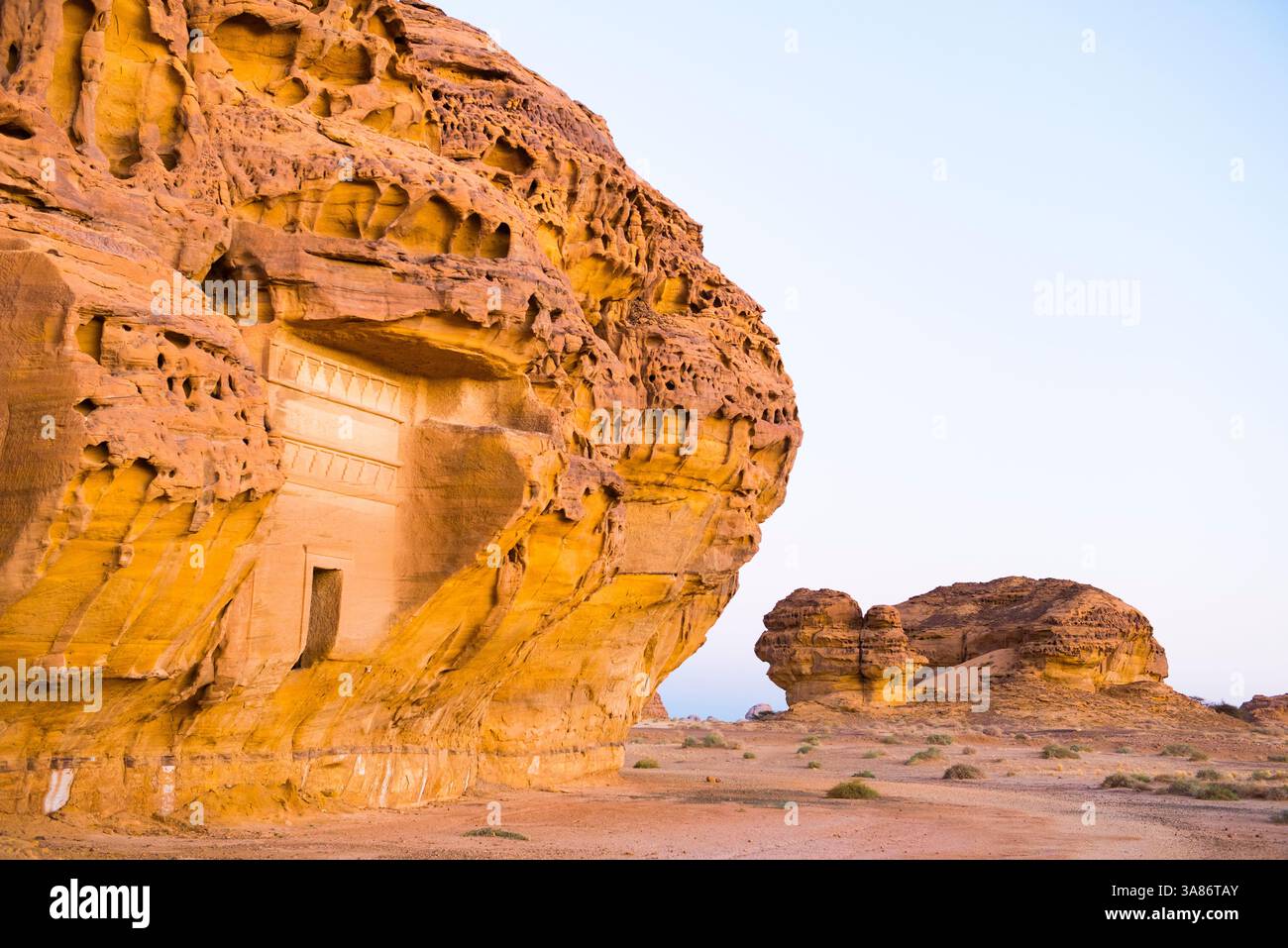 Gräber, die in den Sandsteinfelsen von Jabal Banat (Qasr al-Bint) in der Stätte von Hegra, UNESCO, Alula, Medina Provinz, Saudi-Arabien gehauen wurden Stockfoto
