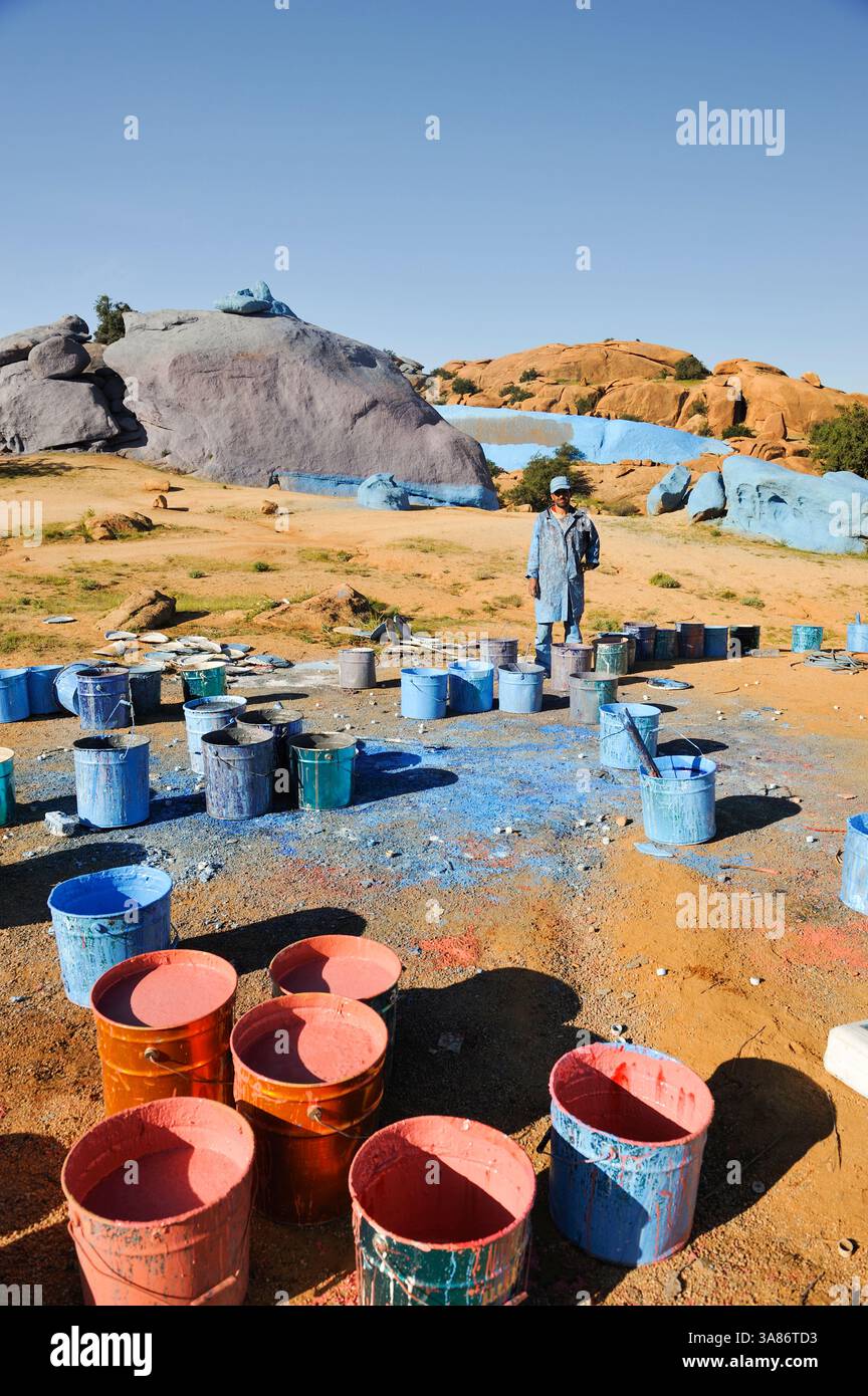 Maler, der auf Painted Rocks arbeitet, Werk des belgischen Künstlers Jean Verame, rund um Tafraout, Antiatlas, Marokko Stockfoto