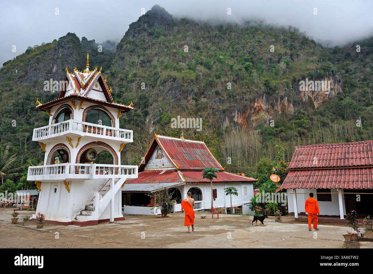 Buddhistisches Kloster in Nong Khiaw, Provinz Luang Prabang, Laos Stockfoto Buddhistisches Kloster in Nong Khiaw, Provinz Luang Prabang, Laos Stockfoto