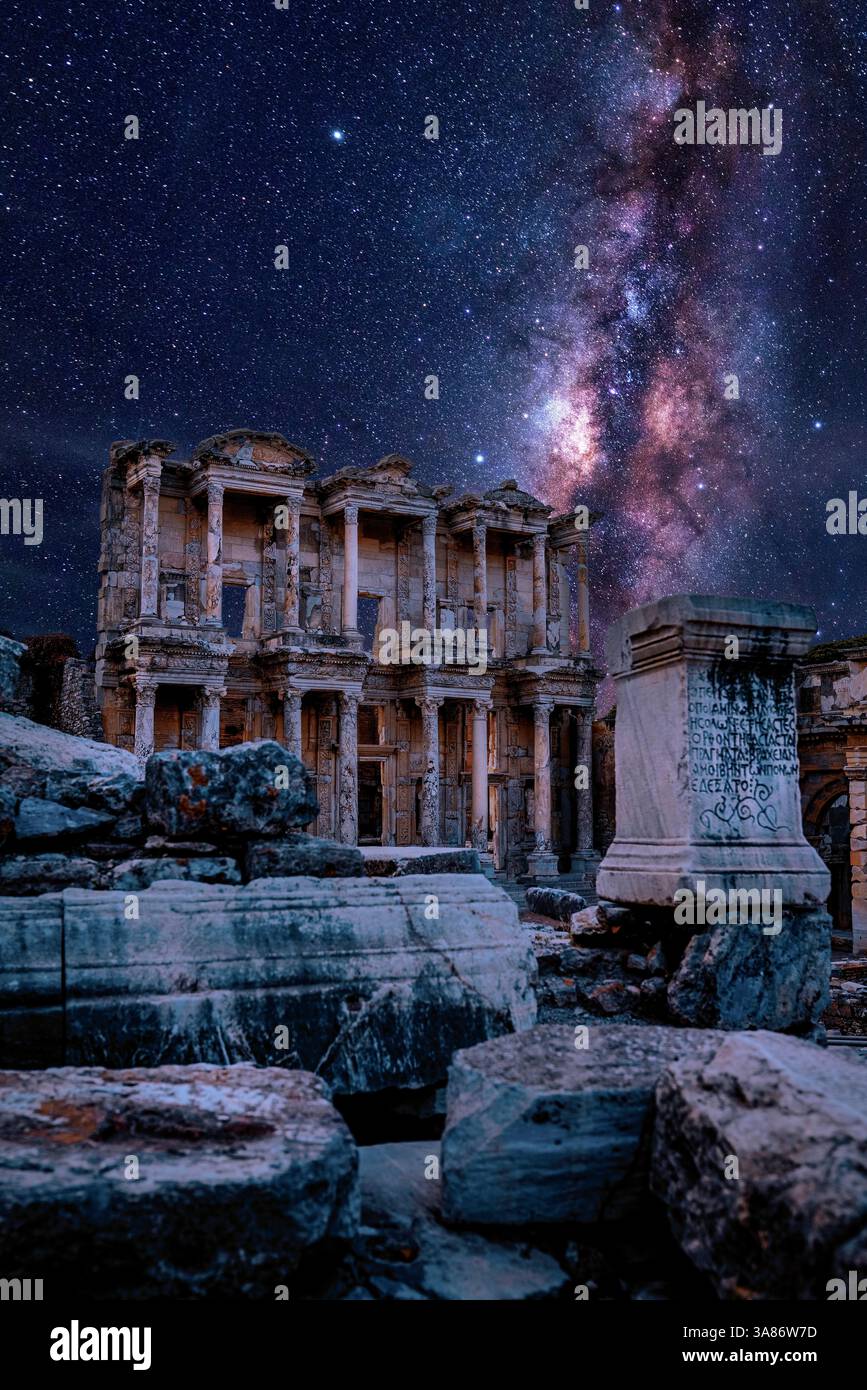 Antike Stadt Ephesus bei Nacht, eine der am besten ausgegrabenen Städte der Antike, UNESCO, Provinz Izmir, Türkei Stockfoto