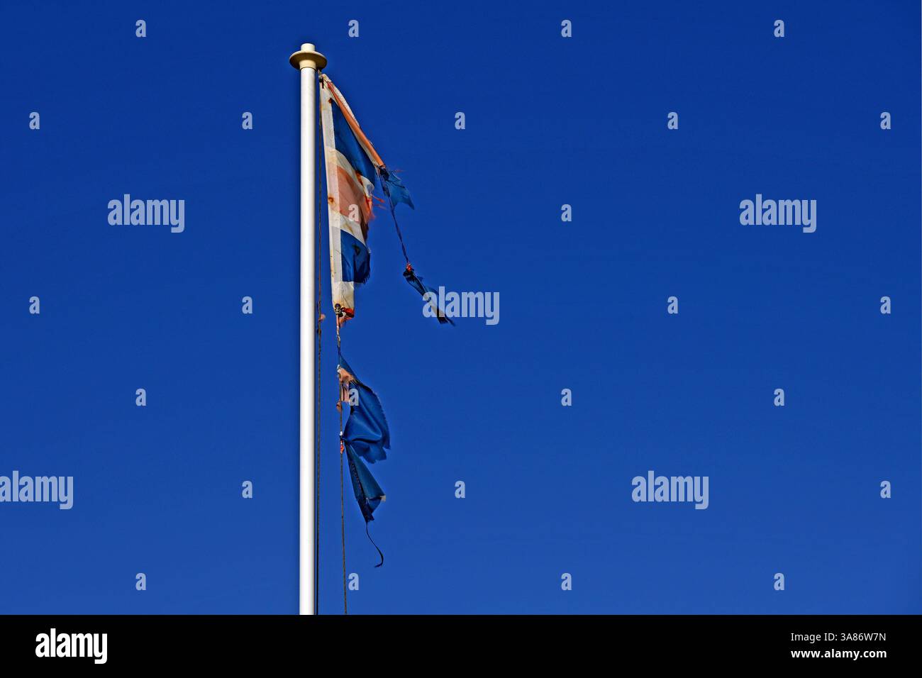 Torn Union Jack als Symbol des wirtschaftlichen Niedergangs, Großbritannien Stockfoto