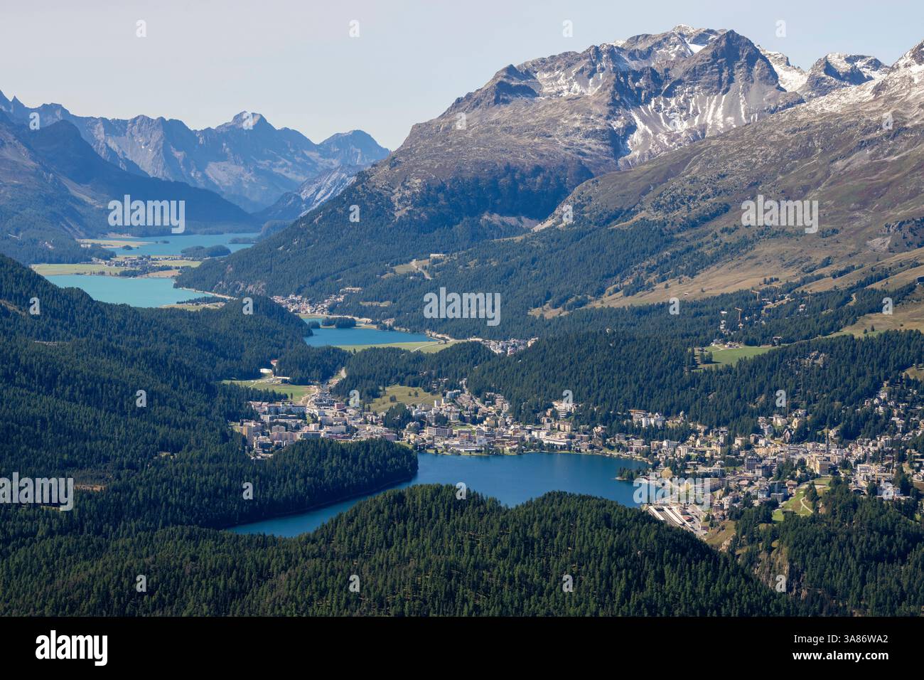 Blick auf St. Moritz und die Engadiner Seen vom Gipfel des Muottas Muragl, Kanton Graubünden, Schweiz Stockfoto