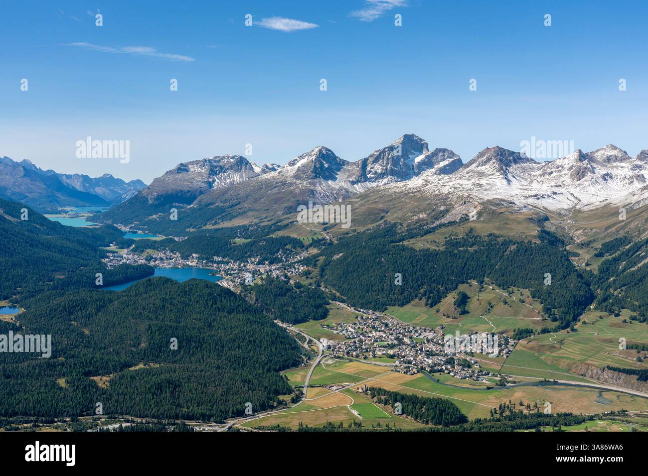 Blick auf St. Moritz, Celerina und die Engadiner Seen vom Gipfel des Muottas Muragl, Kanton Graubünden, Schweiz Stockfoto