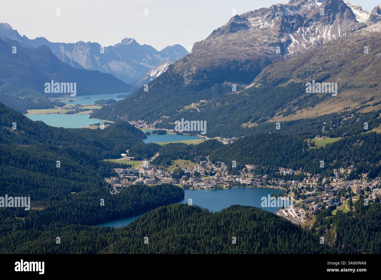 Blick auf St. Moritz und die Engadiner Seen vom Gipfel des Muottas Muragl, Kanton Graubünden, Schweiz Stockfoto