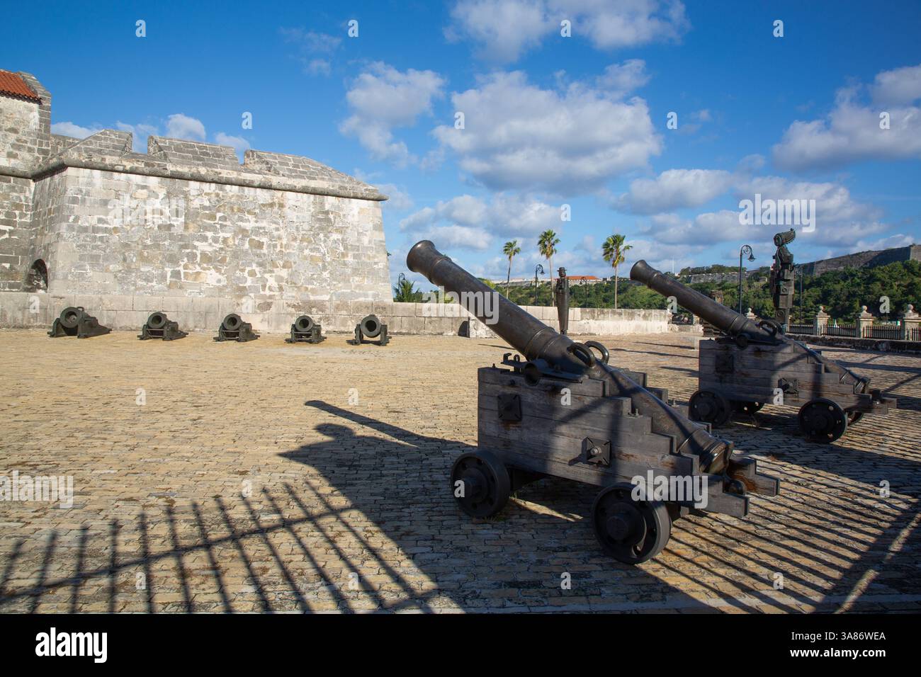 Jahrhunderte alte Kanonen, Havanna Burg der Königlichen Streitkräfte (Castillo de la Real Fuerza), Havanna Altstadt, UNESCO, Havanna, Kuba Stockfoto