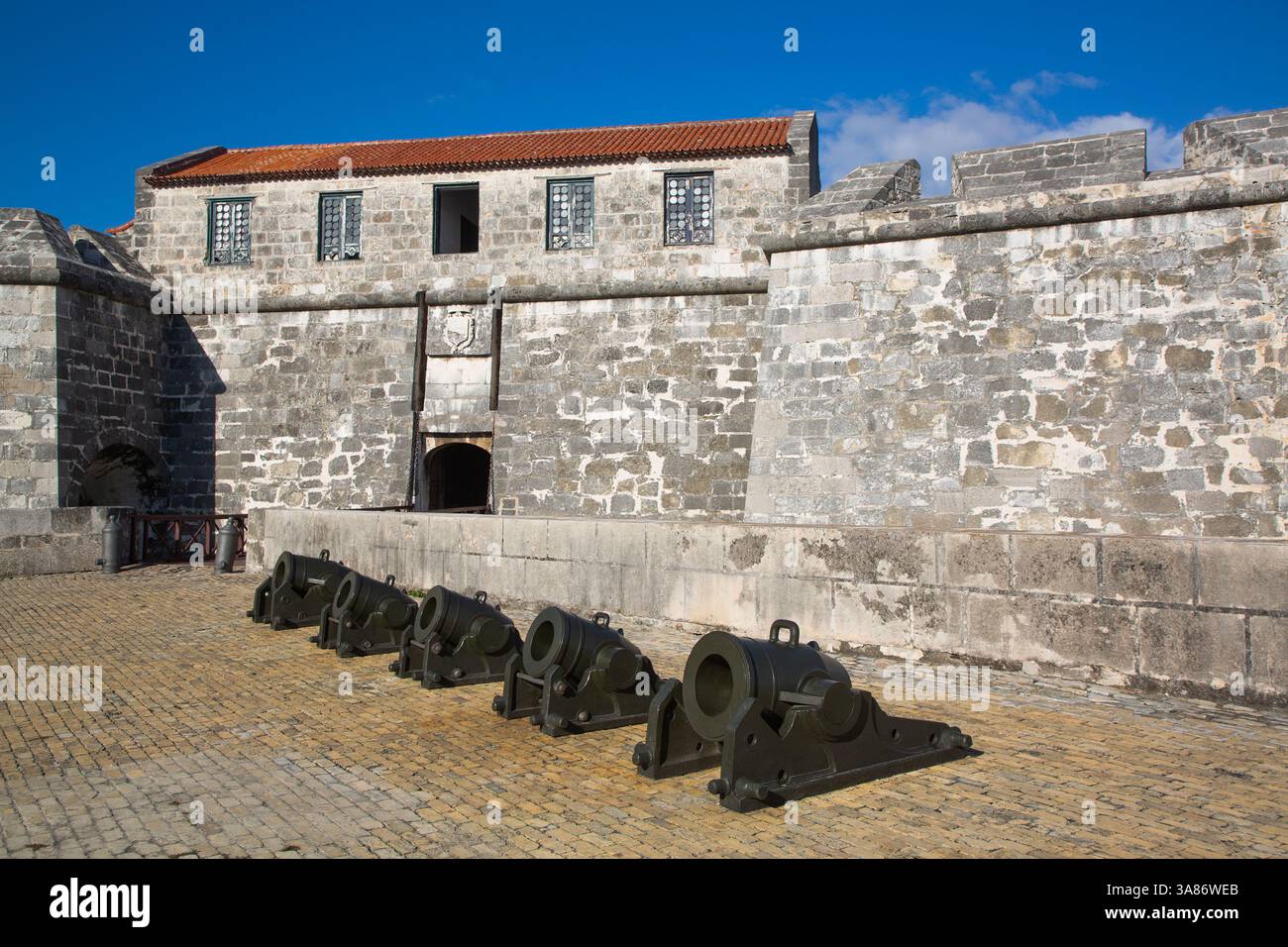 Jahrhunderte alte Kanonen, Havanna Burg der Königlichen Streitkräfte (Castillo de la Real Fuerza), Havanna Altstadt, UNESCO, Havanna, Kuba Stockfoto