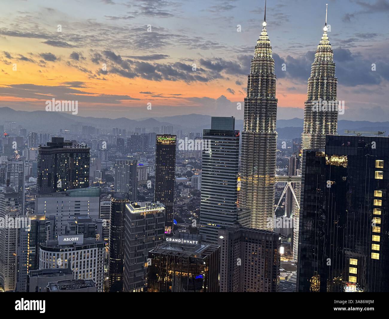 Petronas Twin Towers at Night, die berühmtesten zwei Wolkenkratzer in Kuala Lumpur, Malaysia Stockfoto