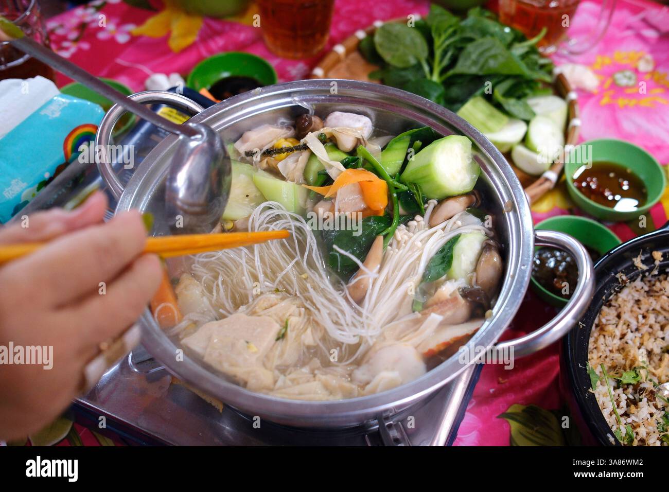 Frau isst chinesisches Fondue in einem Restaurant, Tan Chau, Vietnam Stockfoto