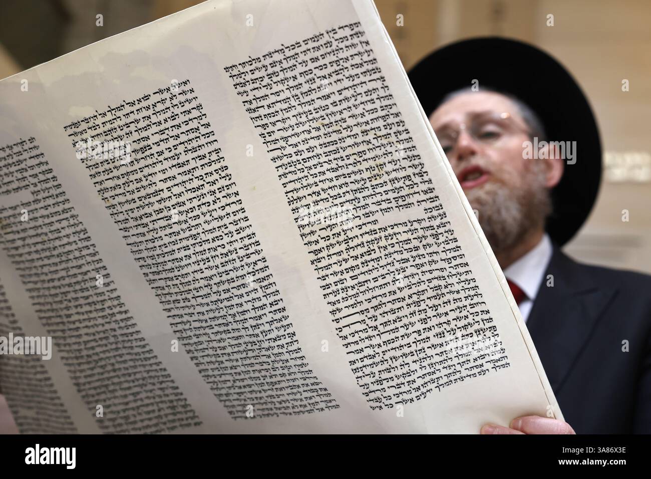 Feier des Purim-Festivals, Rabbi liest das Meghilat (Buch Esther), Beth Loubavitch Synagoge, Montrouge, Frankreich Stockfoto