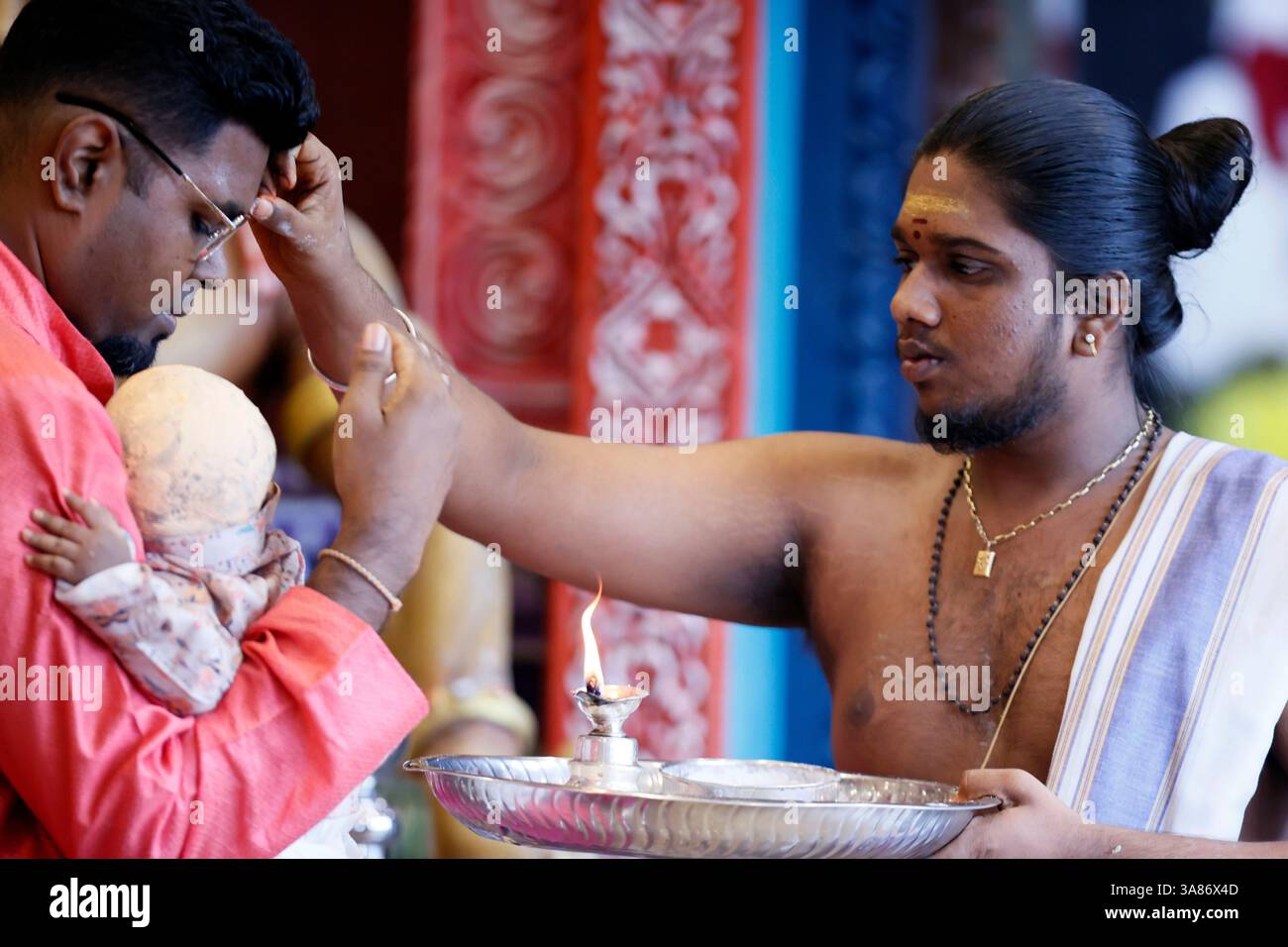 Hindu-Priester mit Puja, Hindu-Tempel und Schrein der Batu-Höhlen, Kuala Lumpur, Malaysia Stockfoto