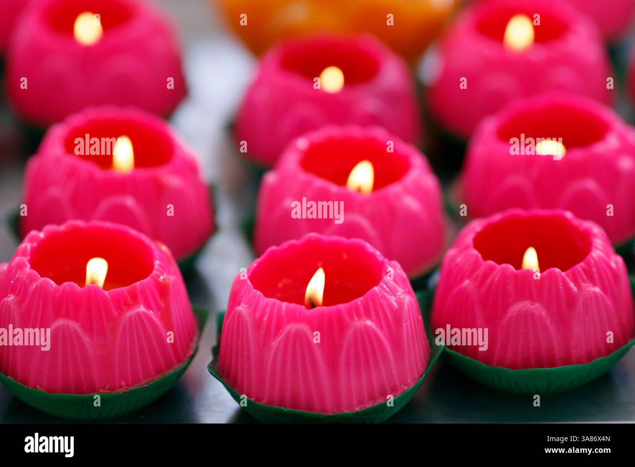 Rosafarbene Lotusblüten-Kerzen symbolisieren menschliches Wachstum und Entwicklung im Thean Hou Tempel in Kuala Lumpur, Malaysia Stockfoto