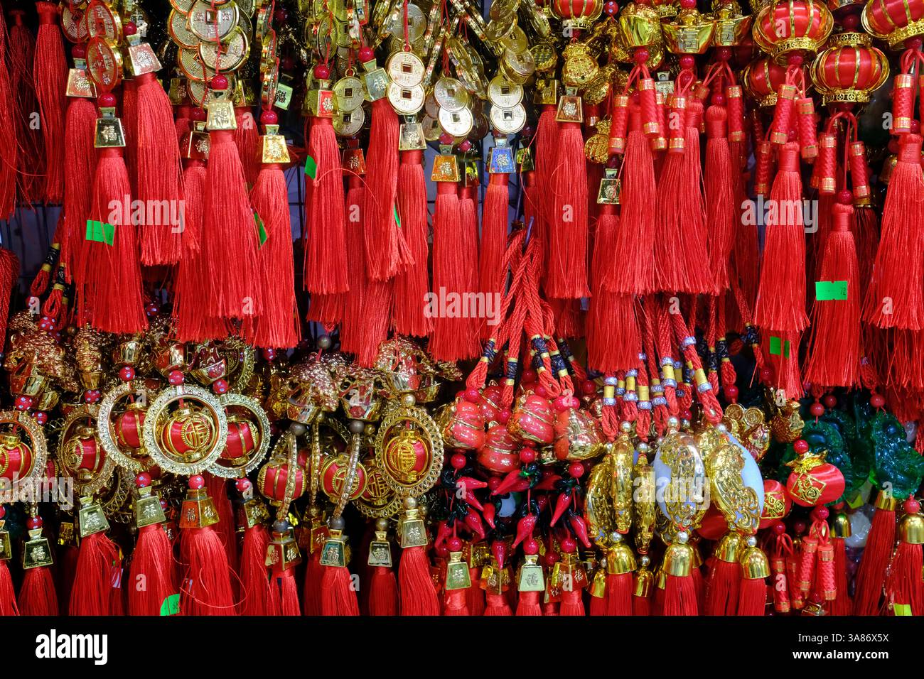 Dekorationen für das vietnamesische und chinesische Neujahr in einem Geschäft in Cholon, dem chinesischen Viertel, Ho-Chi-Minh-Stadt, Vietnam Stockfoto