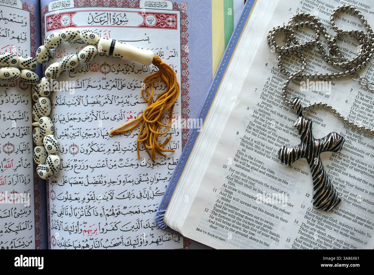 Heiliger Koran mit muslimischen Gebetskegeln und Bibel mit Rosenkranz, interreligiöse Symbole zwischen Christentum und Islam, Ho-Chi-Minh-Stadt, Vietnam Stockfoto