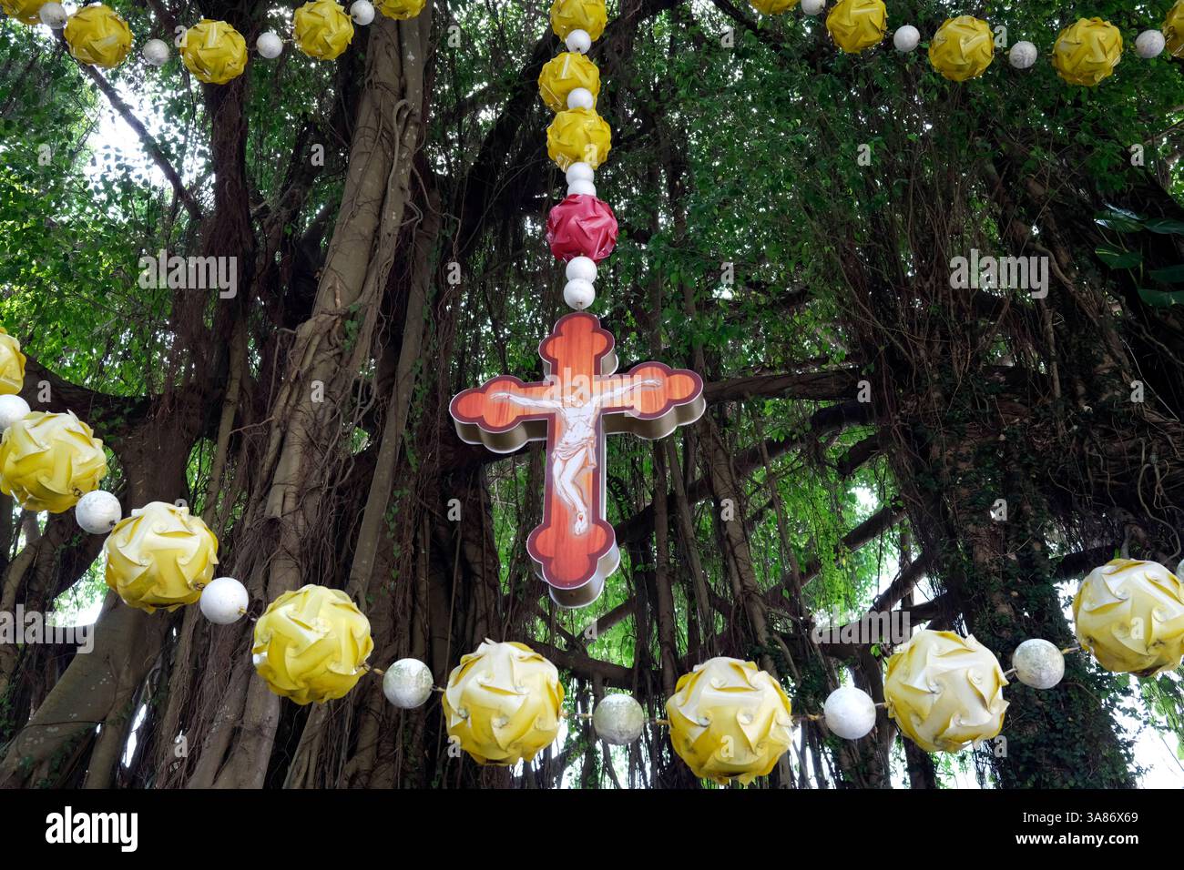 St. Francis Xavier, katholische Kirche, riesiger Rosenkranz im Garten, La Vang, Vietnam Stockfoto