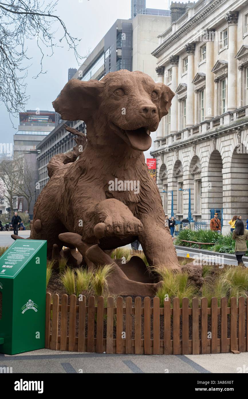 Große schokoladenbraune Welpenskulptur, eine temporäre Kunstinstallation, vor dem Somerset House in London. Stockfoto