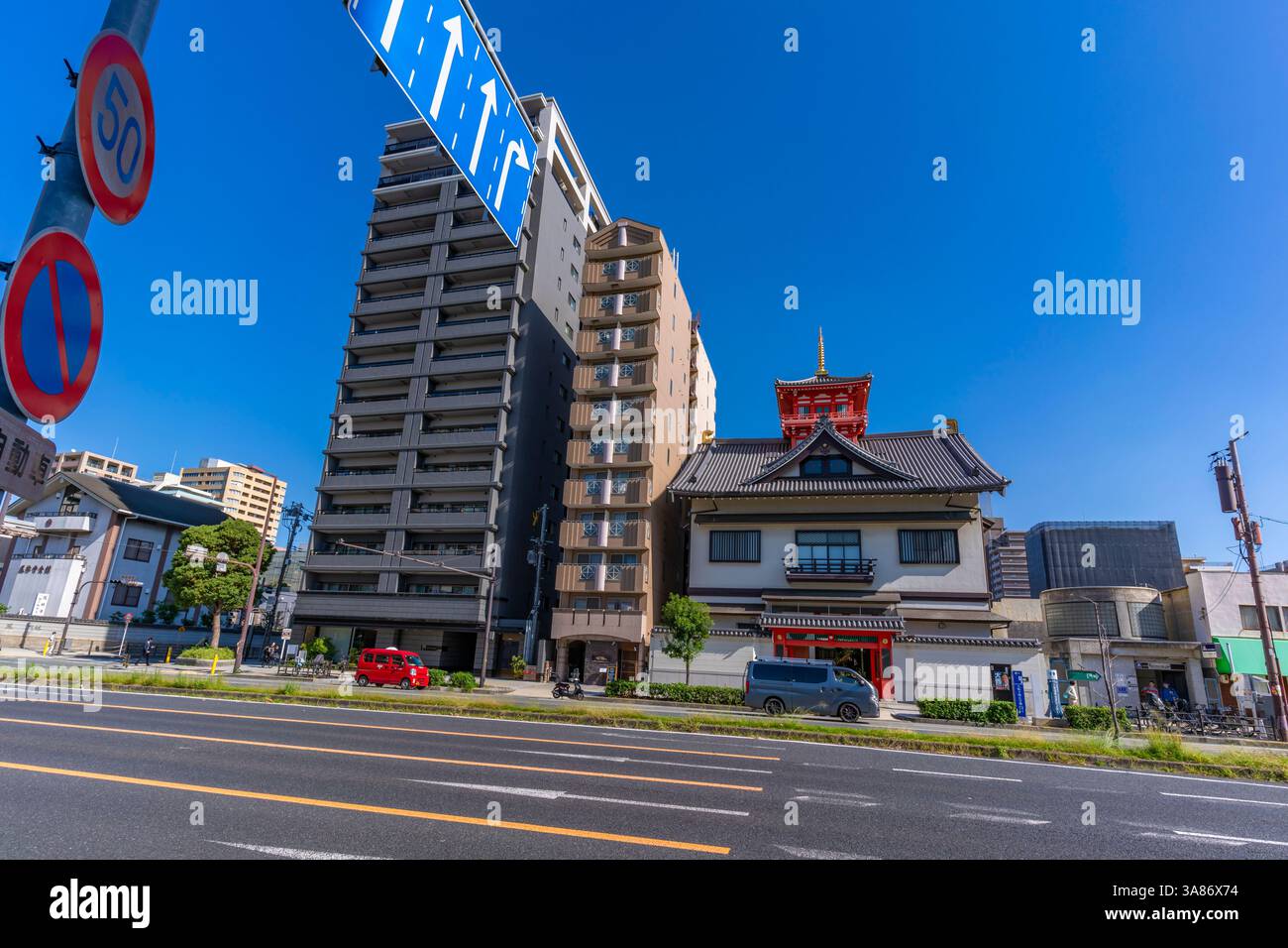 Blick auf die Architektur auf der Route 30 an einem sonnigen Tag, Shitennoji, Tennoji Ward, Osaka, Honshu, Japan Stockfoto Blick auf die Architektur auf der Route 30 an einem sonnigen Tag, Shitennoji, Tennoji Ward, Osaka, Honshu, Japan Stockfoto