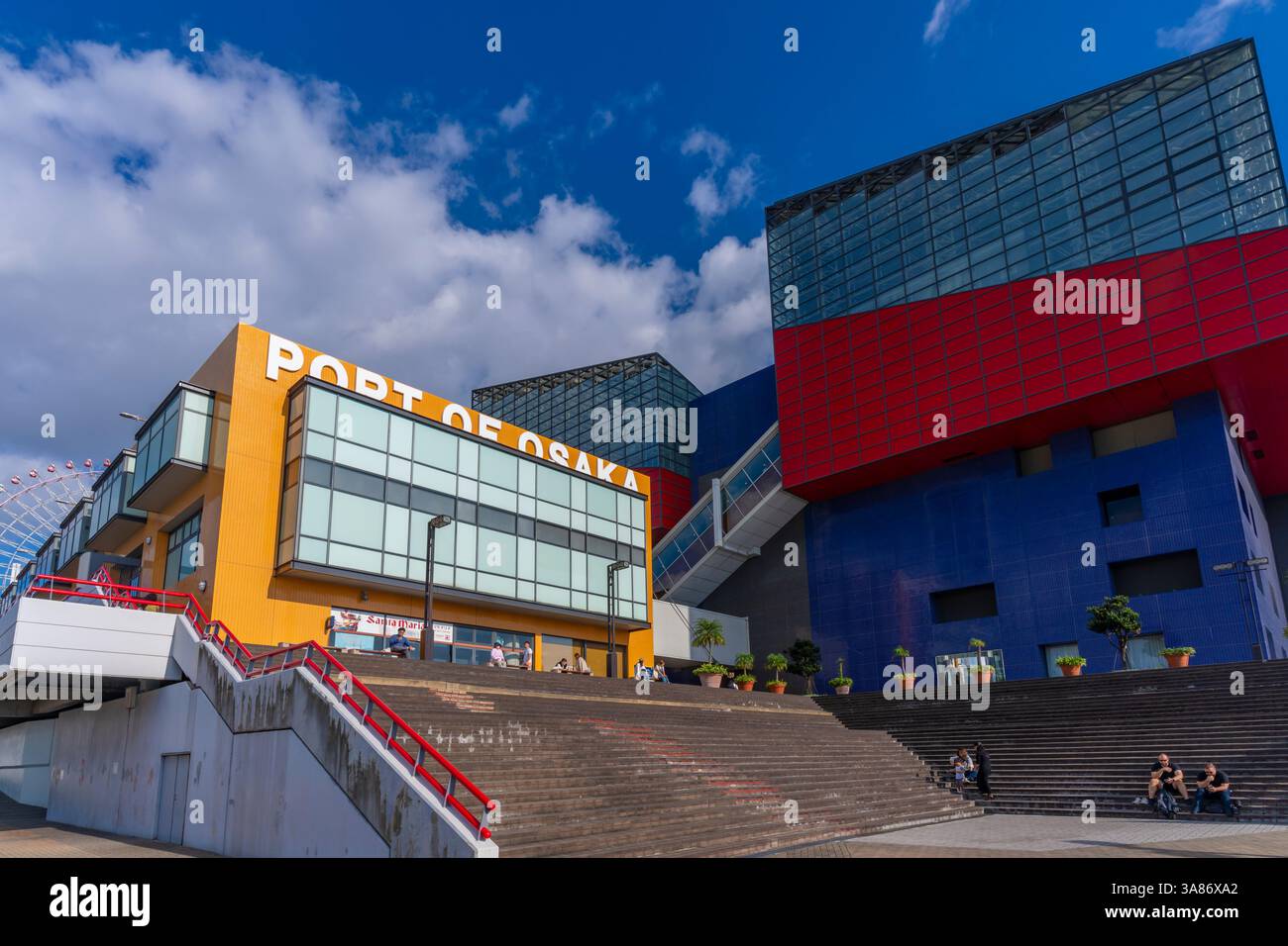 Blick auf Osaka Aquarium Kaiyukan, Kaigandori, Minato Ward, Osaka, Japan Stockfoto