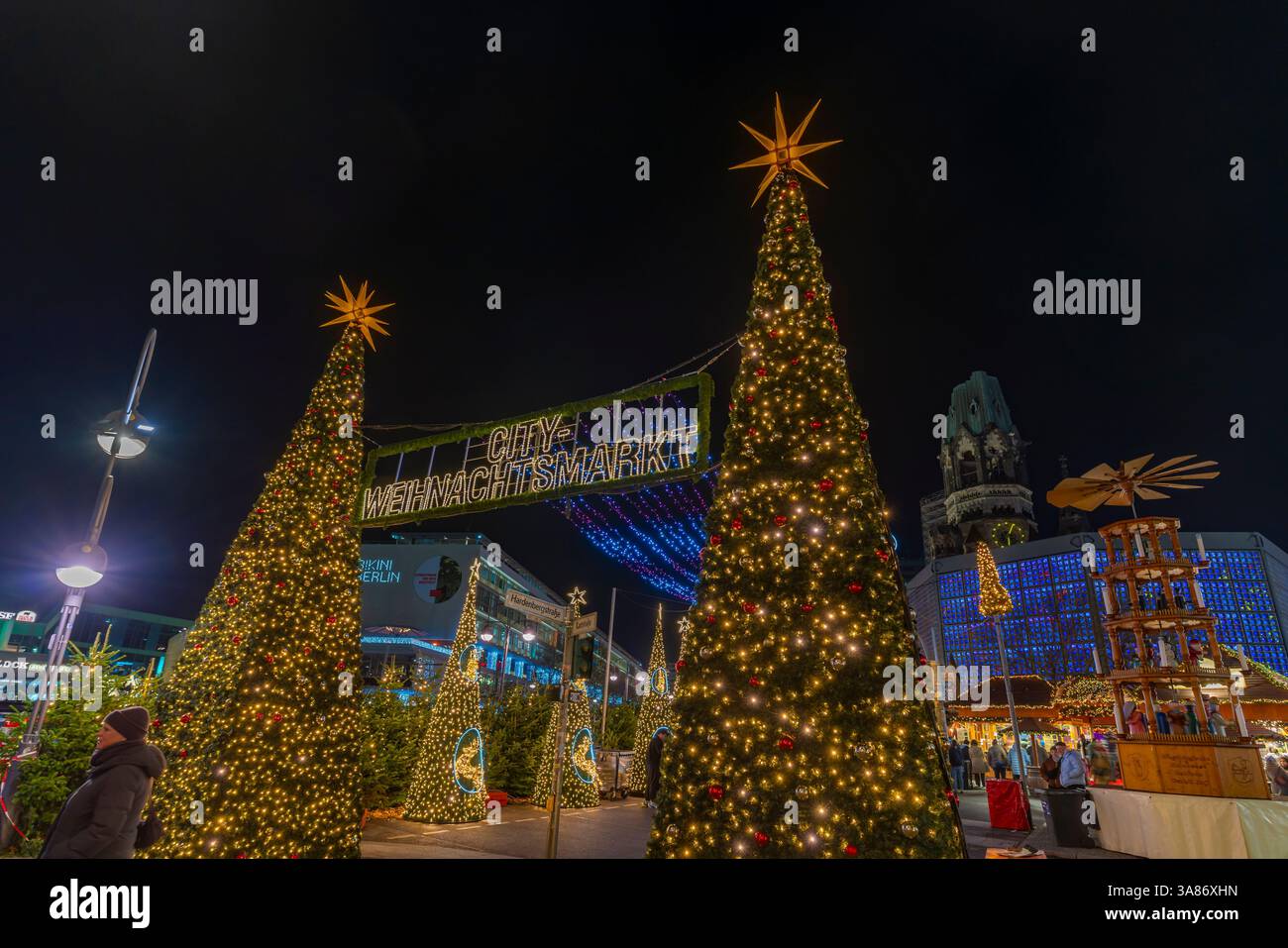 Blick auf den Eingang zum Weihnachtsmarkt bei Nacht, Breitscheidplatz, Berlin, Deutschland Stockfoto