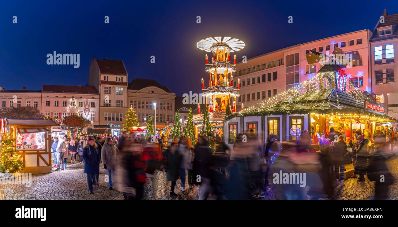 Weihnachtsmarkt-Stände auf dem Marktplatz in der Altstadt Spandau in der Abenddämmerung, Spandau, Berlin, Deutschland Stockfoto