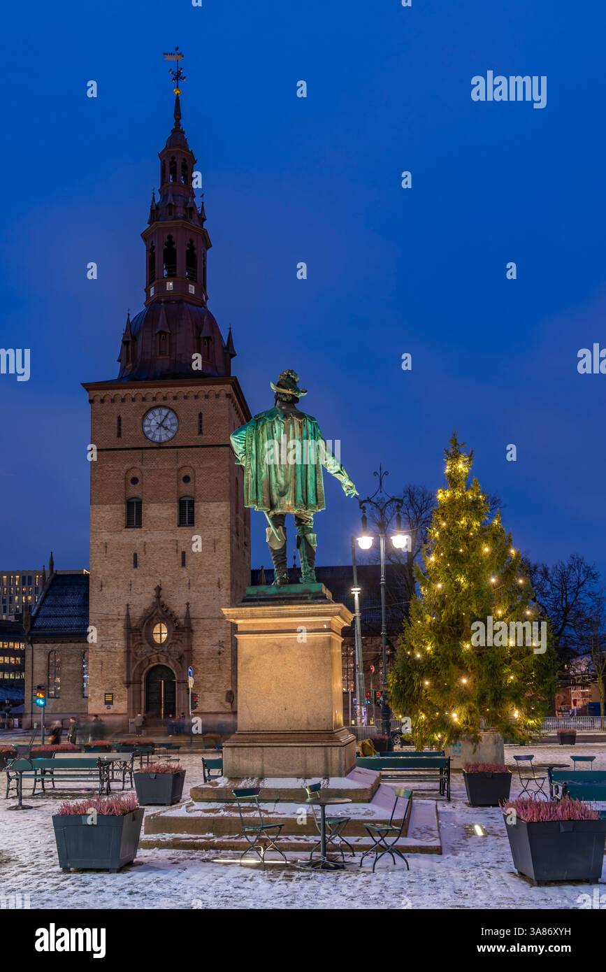 Blick auf die christliche IV. Statue und die Kathedrale von Oslo am Weihnachtsbaum auf dem Stortorvet Square, Oslo, Norwegen, Skandinavien Stockfoto