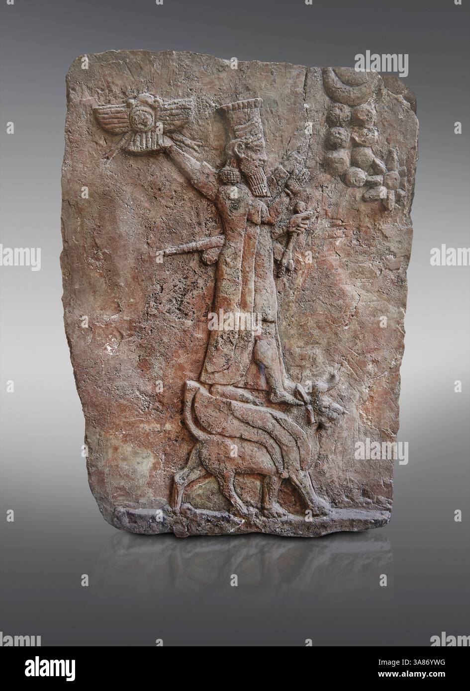 Antike neo-assyrische Gipsreliefplatte, die den assyrischen Gott Ashur darstellt. Ashur, 7. Jh. v. Chr. Pergamonmuseum Berlin. Der kleine Putz ist sicher Stockfoto