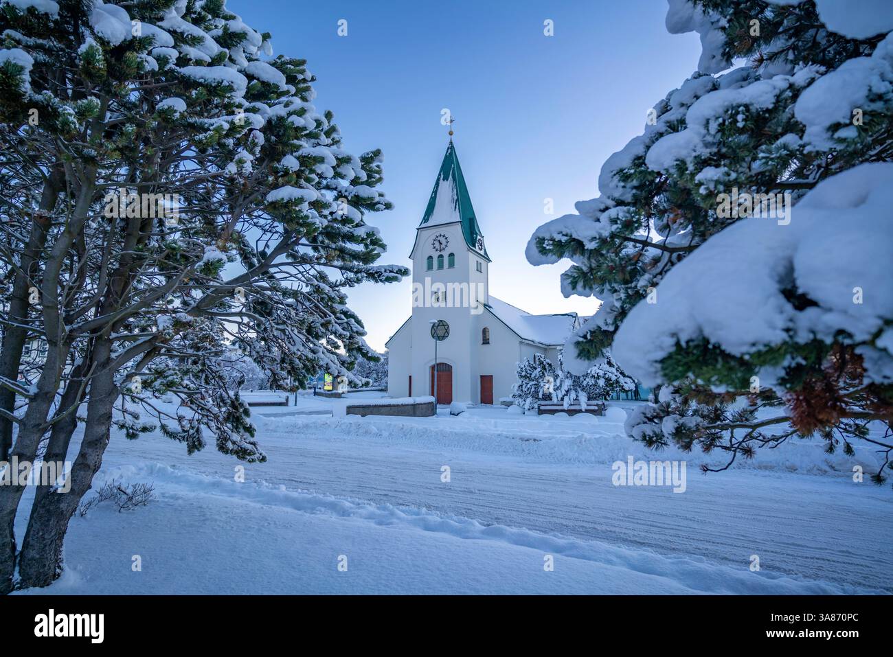 Blick auf die Hafnarfjaroarkirkja Kirche bei Sonnenaufgang im Winter, Hafnarfjorour, Reykjavik, Island Stockfoto