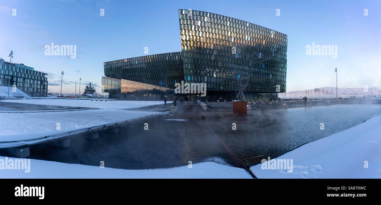 Blick auf die Harpa Konzerthalle und das Konferenzzentrum im Stadtzentrum im Winter, Reykjavik, Island Stockfoto